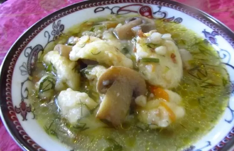 Вкусный гречневый суп с грибами и картофельными клецками