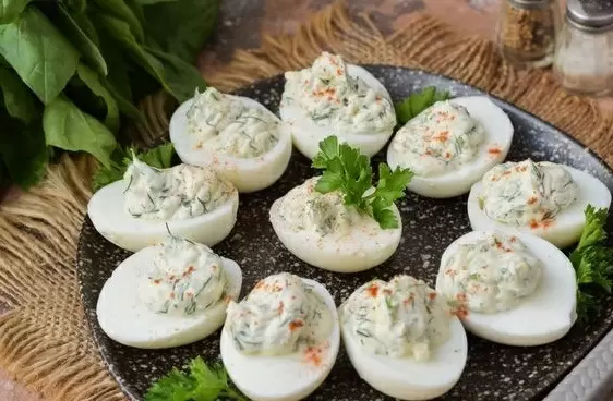 Яйца, фаршированные рисом и зеленью