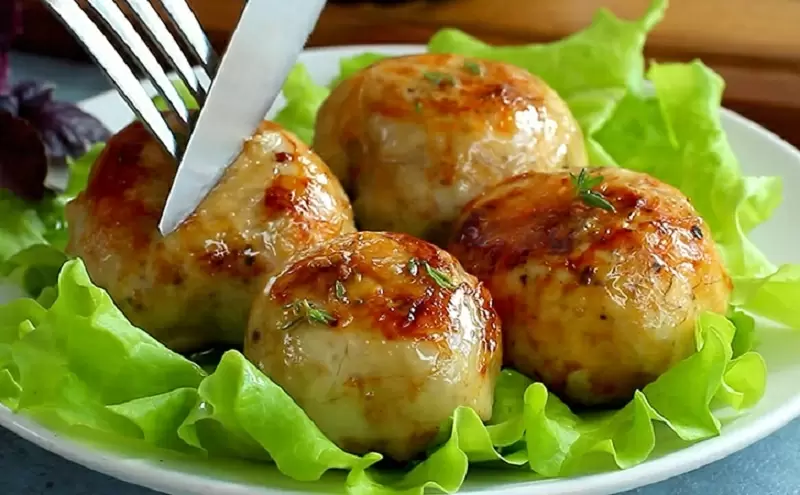 Куриные тефтели с грибами и сыром: уютный ужин на каждый день