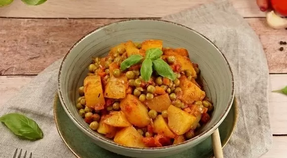 Аппетитное картофельное рагу с зелёным горошком