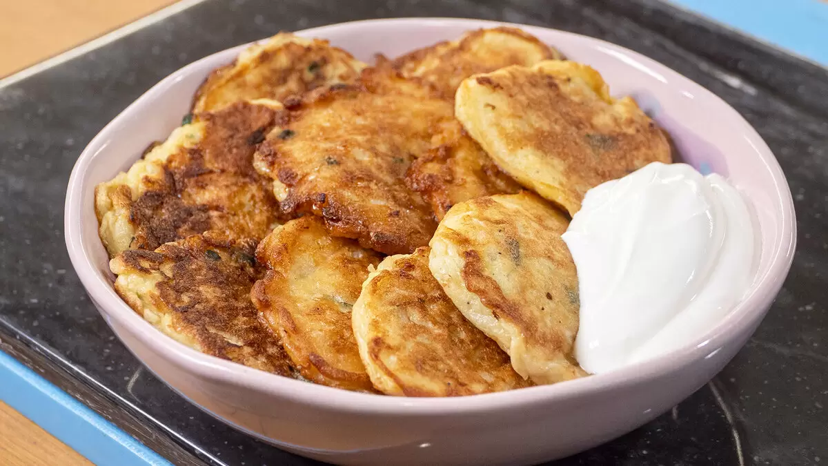 Как накормить семью за копейки: вкусные луковые котлеты с манкой