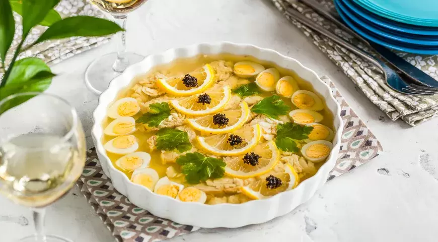 Как приготовить заливное из осетра: изысканный рецепт для домашних праздников