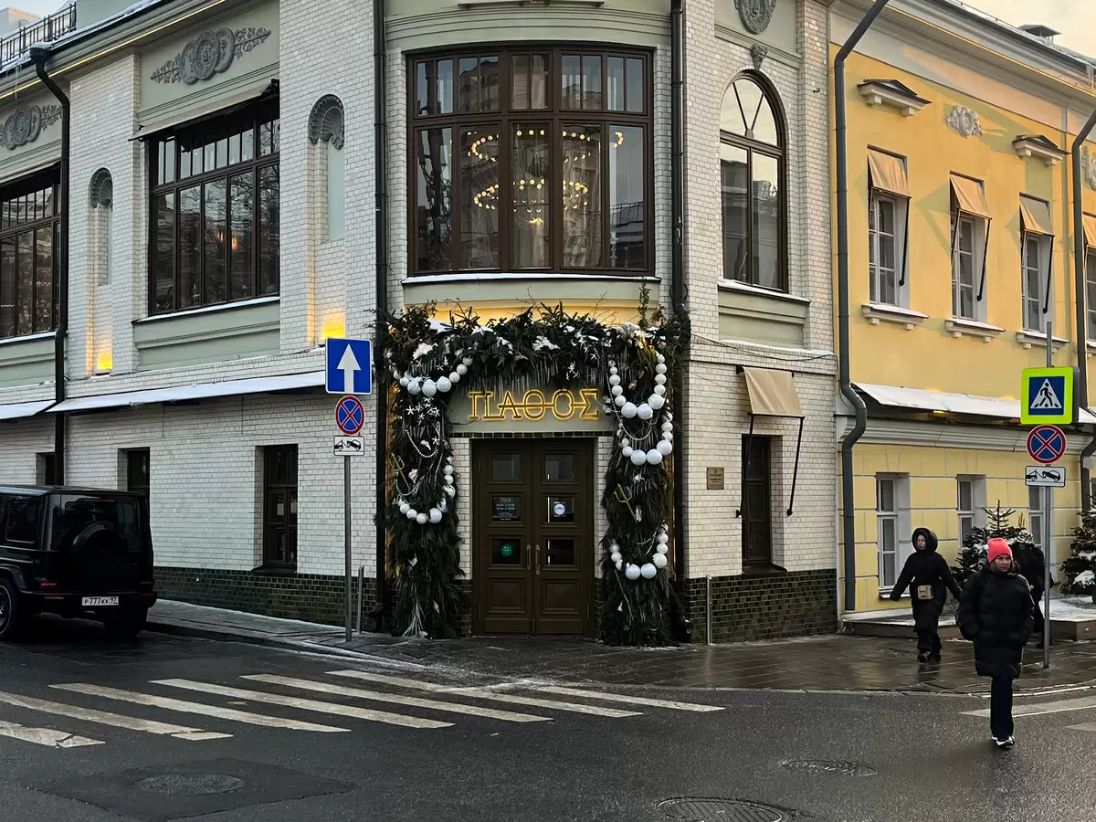 Чёрная икра, мусака и сардины: ресторан «Пафос» в центре Москвы