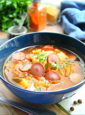 Согревающее удовольствие: щи с сосисками для уютного обеда