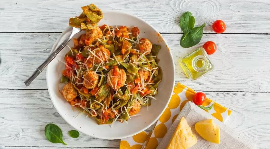 Кулинарное искусство: Зеленая тальятелле с фрикадельками для истинных гурманов