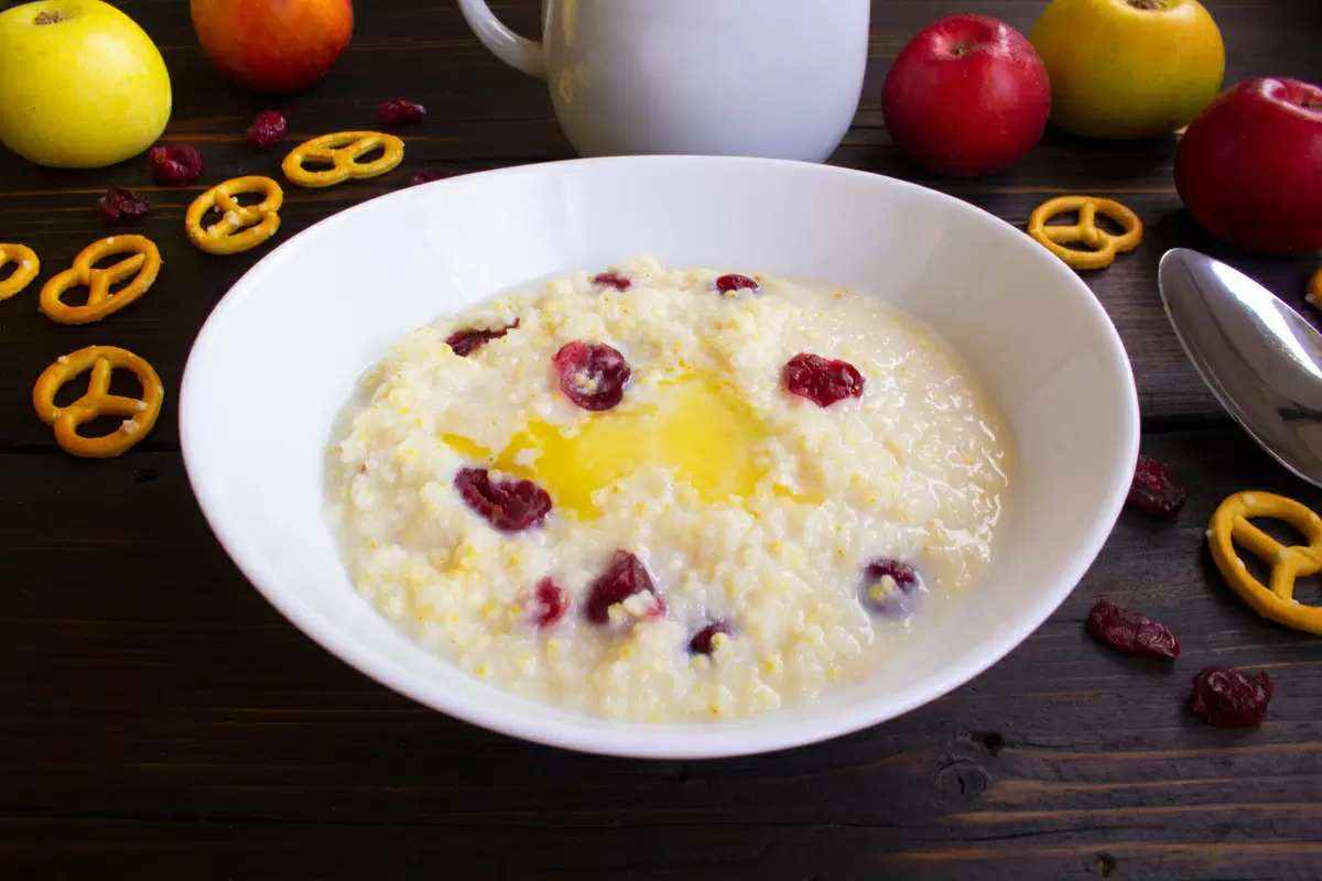 Пшенная каша на молоке с вяленой клюквой
