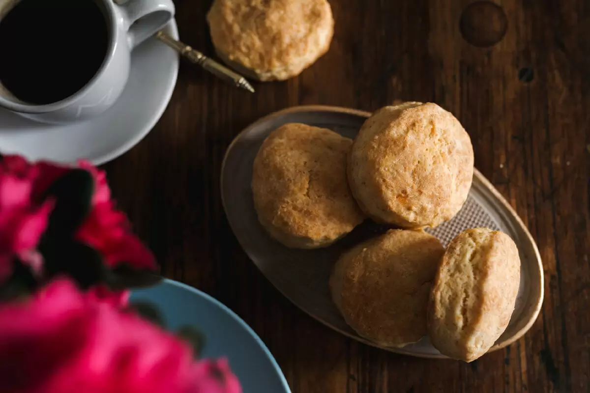 Воздушные сконы с беконом и яйцом