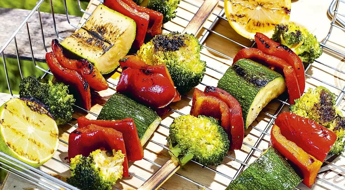 Летние наслаждения: шашлык из овощей на мангале