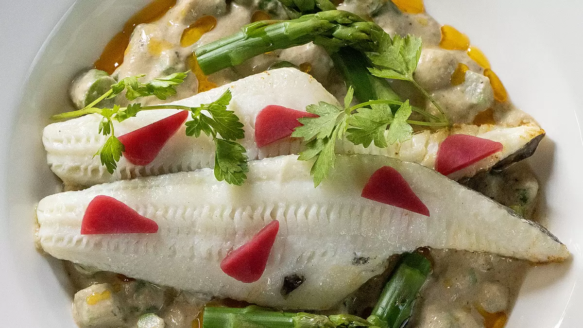 Изумительное блюдо: ледяная рыба с соусом из баклажана и спаржей