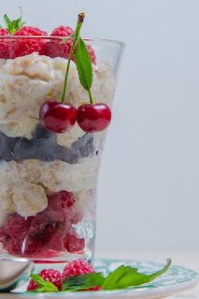 Новый взгляд на овсянку: яркие завтраки с ягодами