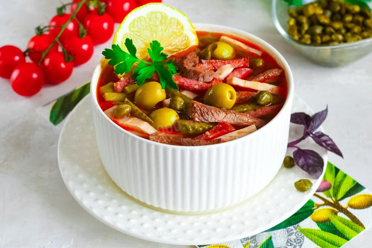 Солянка мясная сборная: как сварить идеальный суп для любого праздника