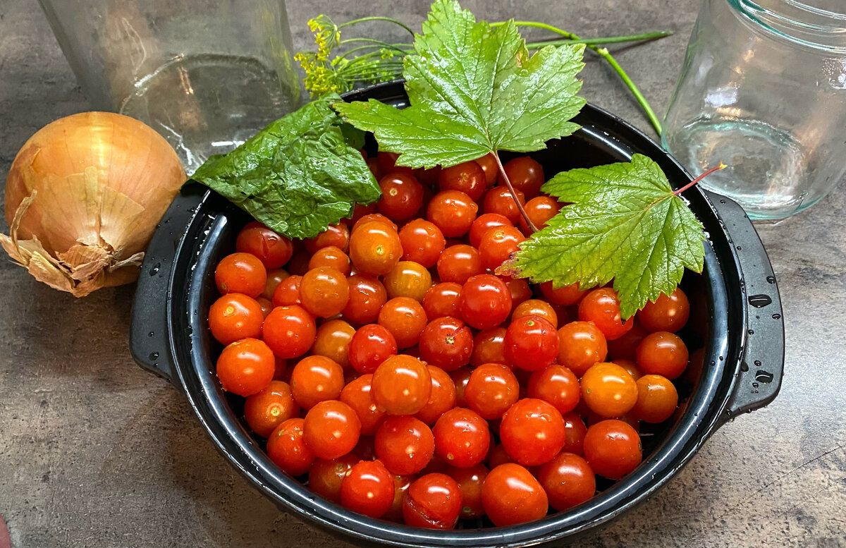 Кисло-сладкие помидоры с луком на зиму: вкуснее магазинных