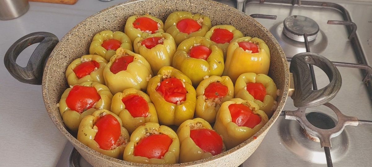 Вкусный взгляд на традиционное турецкое блюдо: вегетарианские фаршированные перцы