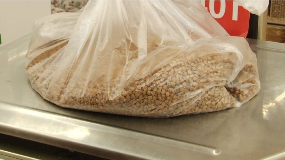 Бийские пенсионеры стремятся к запасам: продуктовый ажиотаж на фоне топливного кризиса