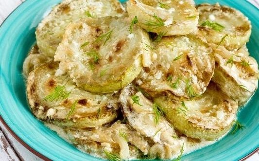 Нежность овощного мира: кабачки с луком в сметанно-чесночном соусе