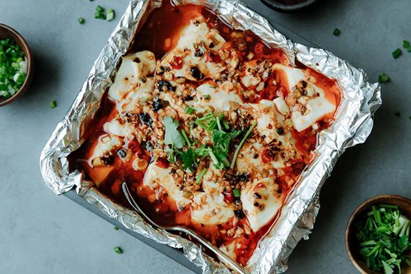 Запечённый тофу с острым чесночным соусом: лёгкий и яркий акцент летнего меню